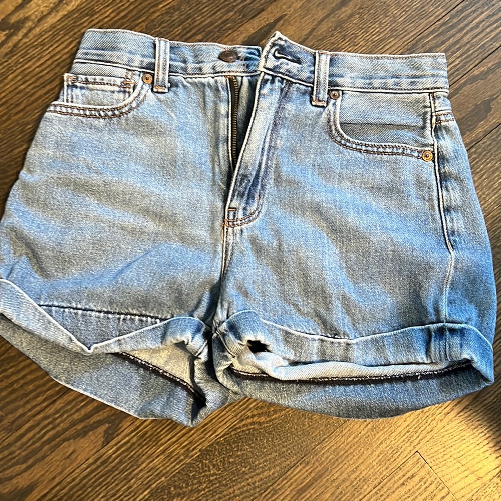 American Eagle Size 0. Mom denim shorts